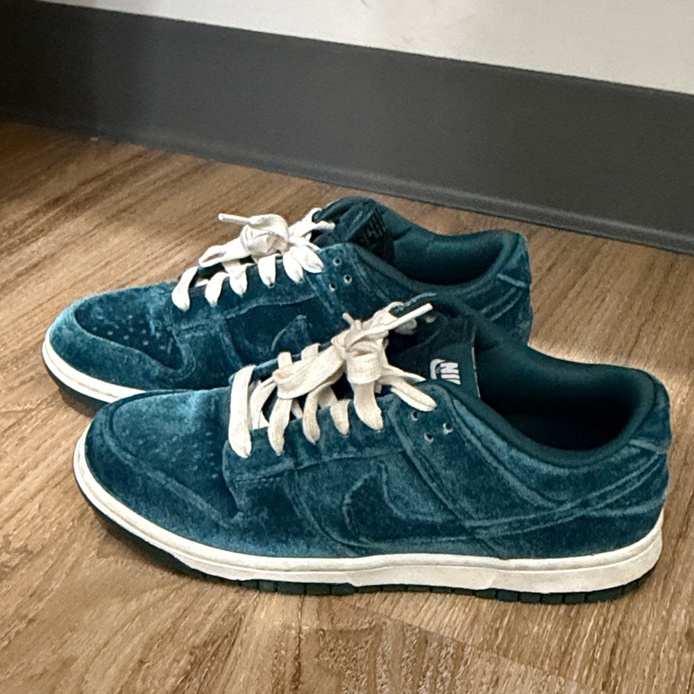 Nike Dunk Women's Teal Velvet Sneakers sz 8